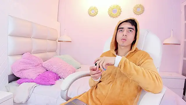 Snapshot of Hottie_Guy chatting on November 2025 05:55:02 PM Hottie Guy online show from November 2025 05:55:02 PM