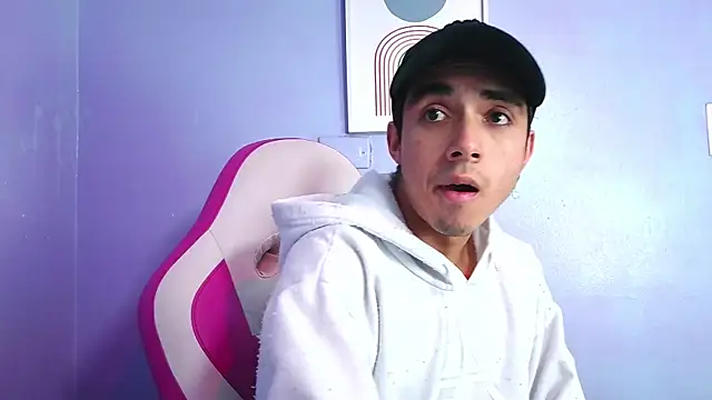 Snapshot of Hottie_Guy chatting on November 2025 05:52:01 PM Hottie Guy online show from November 2025 05:52:01 PM