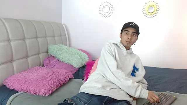 Snapshot of Hottie_Guy chatting on November 2025 06:34:02 PM Hottie Guy online show from November 2025 06:34:02 PM