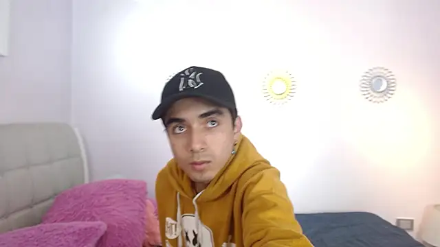 Snapshot of Hottie_Guy chatting on November 2025 05:46:02 PM Hottie Guy online show from November 2025 05:46:02 PM