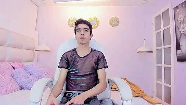 Snapshot of Hottie_Guy chatting on December 2025 05:53:02 PM Hottie Guy online show from December 2025 05:53:02 PM