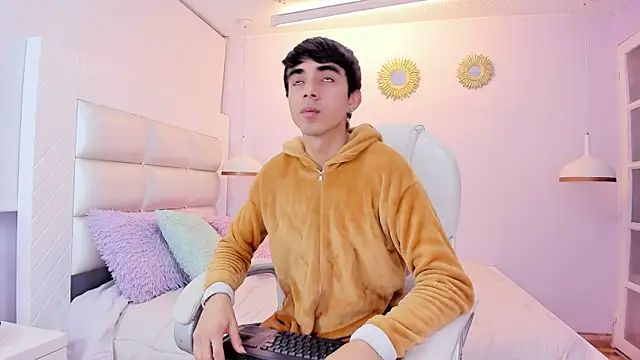 Snapshot of Hottie_Guy chatting on December 2025 12:09:01 PM Hottie Guy online show from December 2025 12:09:01 PM