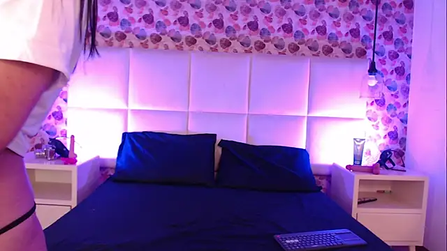 Snapshot of IssisLancaster chatting on November 2025 12:05:01 PM IssisLancaster online show from November 2025 12:05:01 PM