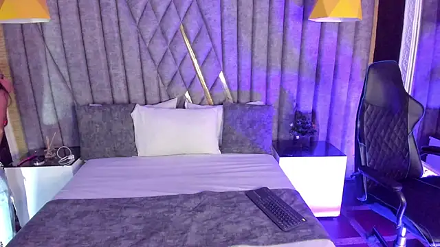 Clohe Bell online show from December 2025 07:53:01 PM