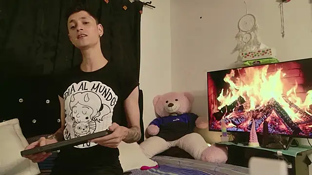 Snapshot of Tyler_cat chatting on October 2025 03:26:02 AM Tyler cat online show from October 2025 03:26:02 AM