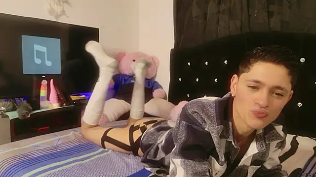 Snapshot of Tyler_cat chatting on October 2025 11:18:01 AM Tyler cat online show from October 2025 11:18:01 AM