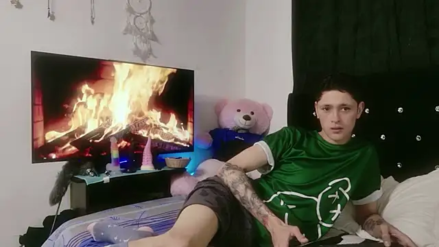 Snapshot of Tyler_cat chatting on October 2025 10:58:02 AM Tyler cat online show from October 2025 10:58:02 AM