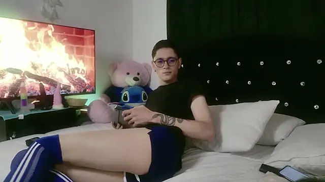 Snapshot of Tyler_cat chatting on October 2025 11:35:01 AM Tyler cat online show from October 2025 11:35:01 AM