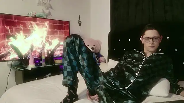 Snapshot of Tyler_cat chatting on October 2025 10:21:02 AM Tyler cat online show from October 2025 10:21:02 AM