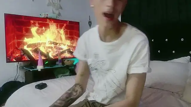 Snapshot of Tyler_cat chatting on November 2025 01:35:02 PM Tyler cat online show from November 2025 01:35:02 PM