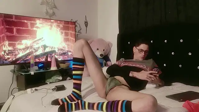 Snapshot of Tyler_cat chatting on November 2025 01:33:02 PM Tyler cat online show from November 2025 01:33:02 PM