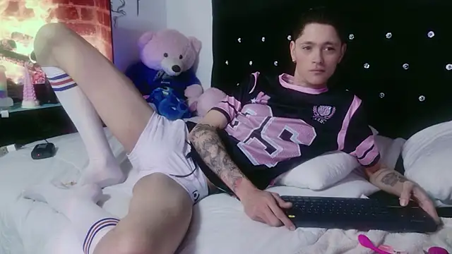 Snapshot of Tyler_cat chatting on November 2025 01:43:01 PM Tyler cat online show from November 2025 01:43:01 PM