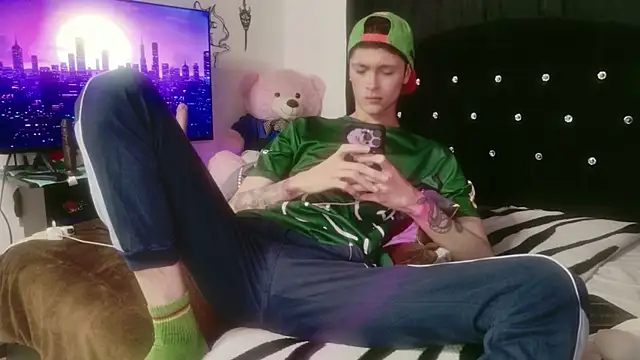 Tyler cat online show from November 2025 02:04:02 AM