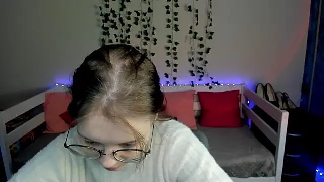 Snapshot of shy_elina01 chatting on October 2025 10:27:01 AM shy elina01 online show from October 2025 10:27:01 AM