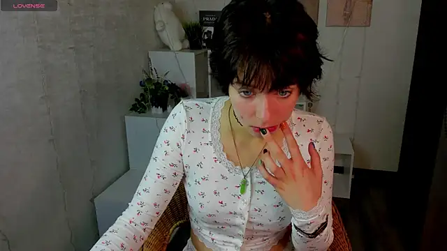 Sara Frayer online show from October 2025 01:03:02 AM