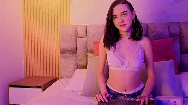 Snapshot of angel__kiss chatting on October 2025 11:30:02 AM angel kiss online show from October 2025 11:30:02 AM