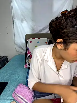 Snapshot of Azza__Slimene chatting on October 2025 06:41:02 PM Azza Slimene online show from October 2025 06:41:02 PM