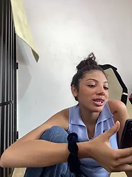 Snapshot of Azza__Slimene chatting on October 2025 08:15:02 PM Azza Slimene online show from October 2025 08:15:02 PM