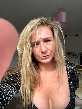 Snapshot of MimiMaee chatting on October 2025 11:41:02 AM MimiMaee online show from October 2025 11:41:02 AM