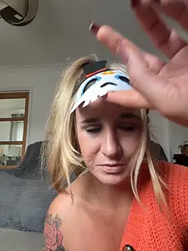 Snapshot of MimiMaee chatting on October 2025 12:05:01 PM MimiMaee online show from October 2025 12:05:01 PM