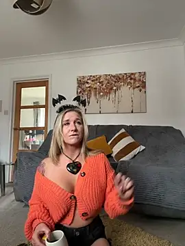 Snapshot of MimiMaee chatting on October 2025 01:01:01 PM MimiMaee online show from October 2025 01:01:01 PM