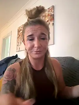 Snapshot of MimiMaee chatting on October 2025 10:27:02 AM MimiMaee online show from October 2025 10:27:02 AM