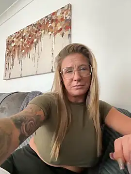 Snapshot of MimiMaee chatting on October 2025 12:38:02 PM MimiMaee online show from October 2025 12:38:02 PM