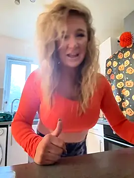 Snapshot of MimiMaee chatting on October 2025 08:24:02 AM MimiMaee online show from October 2025 08:24:02 AM