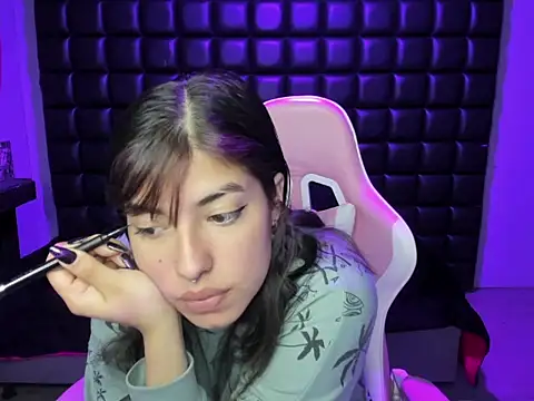 Violetta Swett  online show from December 2025 01:20:01 PM