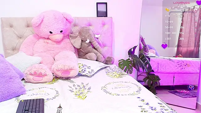 Snapshot of SoofiKiss chatting on October 2025 08:51:01 PM SoofiKiss online show from October 2025 08:51:01 PM