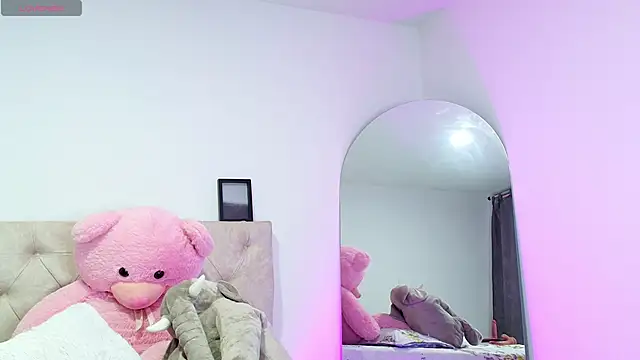 Snapshot of SoofiKiss chatting on November 2025 10:32:02 PM SoofiKiss online show from November 2025 10:32:02 PM