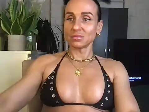 Snapshot of GluteQueenE chatting on January 2026 08:03:02 PM GluteQueenE online show from January 2026 08:03:02 PM