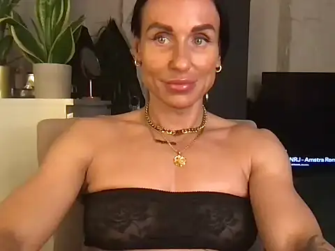 Snapshot of GluteQueenE chatting on March 2026 06:03:01 PM GluteQueenE online show from March 2026 06:03:01 PM