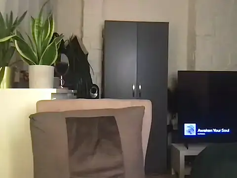 Snapshot of GluteQueenE chatting on March 2026 10:05:02 PM GluteQueenE online show from March 2026 10:05:02 PM