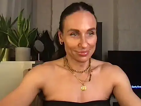 Snapshot of GluteQueenE chatting on March 2026 11:41:01 PM GluteQueenE online show from March 2026 11:41:01 PM