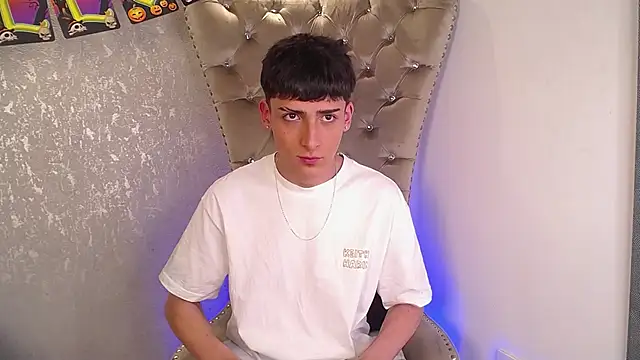 Snapshot of MateoMitchell chatting on October 2025 04:04:01 AM MateoMitchell online show from October 2025 04:04:01 AM