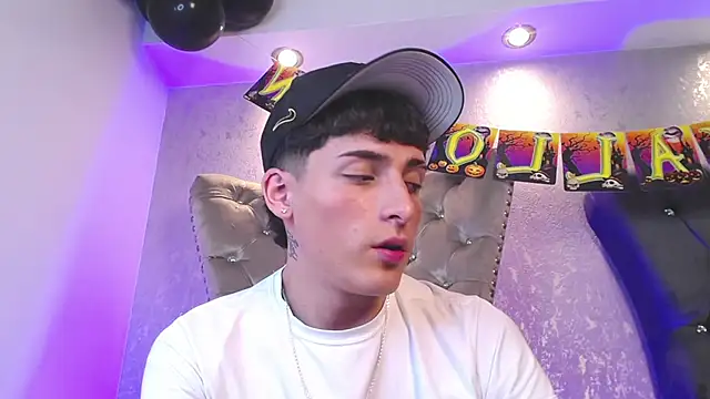 Snapshot of MateoMitchell chatting on October 2025 05:21:02 AM MateoMitchell online show from October 2025 05:21:02 AM