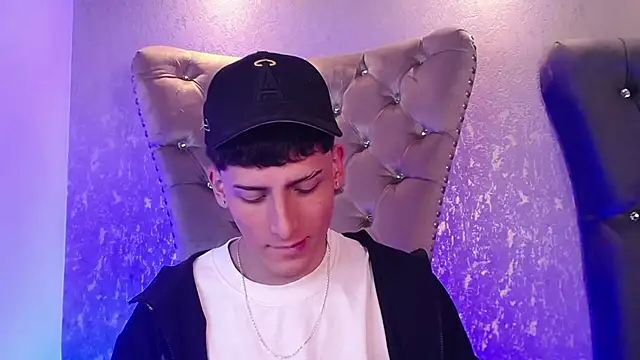 Snapshot of MateoMitchell chatting on October 2025 04:57:01 AM MateoMitchell online show from October 2025 04:57:01 AM