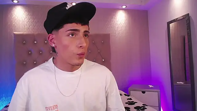 Snapshot of MateoMitchell chatting on November 2025 09:04:02 PM MateoMitchell online show from November 2025 09:04:02 PM