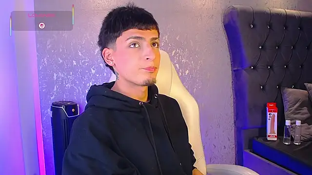 Snapshot of MateoMitchell chatting on December 2025 05:02:01 AM MateoMitchell online show from December 2025 05:02:01 AM