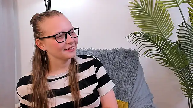 Snapshot of NohemiGilsdorf chatting on October 2025 08:34:02 AM NohemiGilsdorf online show from October 2025 08:34:02 AM