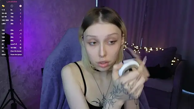 Snapshot of Alice_L0 chatting on October 2025 09:18:01 AM Alice L0 online show from October 2025 09:18:01 AM