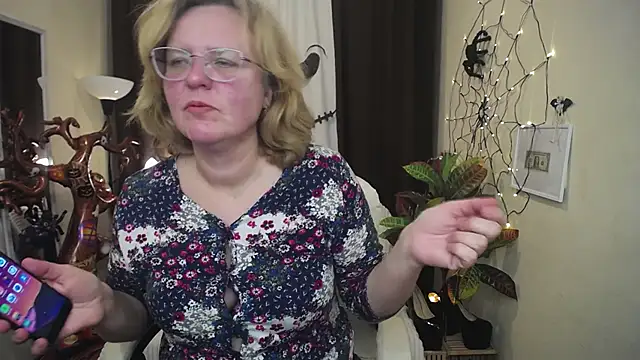 Snapshot of VestaWoody chatting on October 2025 12:15:02 PM VestaWoody online show from October 2025 12:15:02 PM