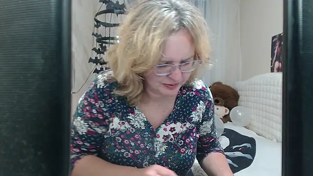 Snapshot of VestaWoody chatting on October 2025 12:04:01 PM VestaWoody online show from October 2025 12:04:01 PM