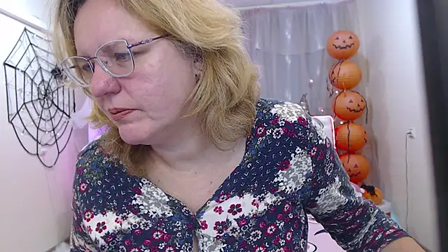 Snapshot of VestaWoody chatting on October 2025 06:35:02 AM VestaWoody online show from October 2025 06:35:02 AM