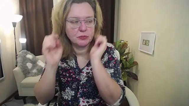 Snapshot of VestaWoody chatting on November 2025 06:56:02 AM VestaWoody online show from November 2025 06:56:02 AM