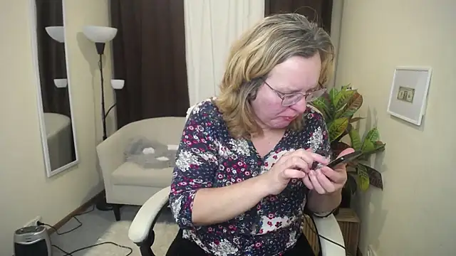 Snapshot of VestaWoody chatting on November 2025 01:18:02 PM VestaWoody online show from November 2025 01:18:02 PM