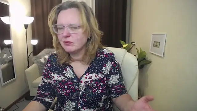 Snapshot of VestaWoody chatting on November 2025 07:03:01 AM VestaWoody online show from November 2025 07:03:01 AM