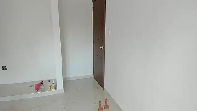 talianasweet03 online show from November 2025 05:57:01 PM