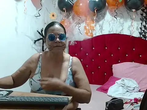 DannaLanegra2 online show from October 2025 05:24:02 PM